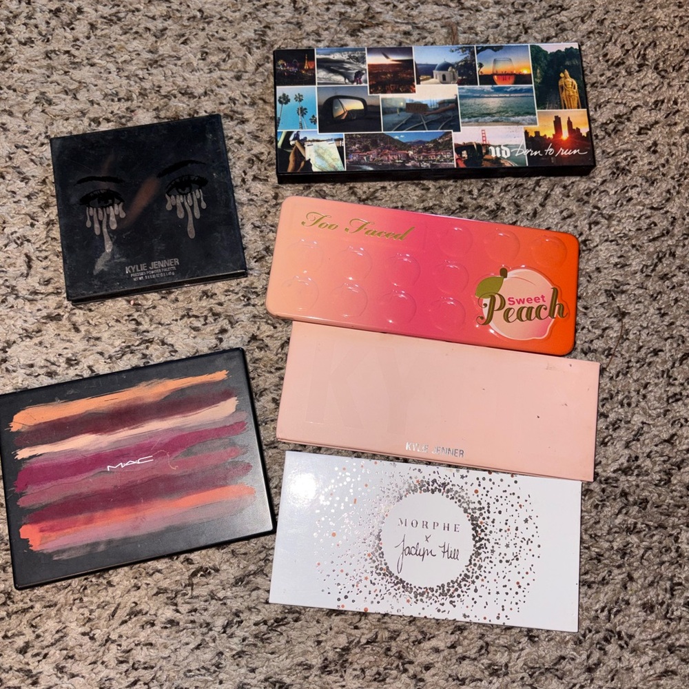 1 MAC palette
2 Kylie Jenner
1 morphe
1 too faced 
1 urban decay